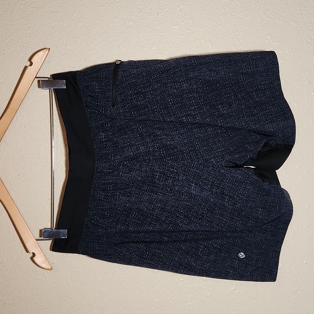 LULULEMON Men Shorts - Picture 3 of 6